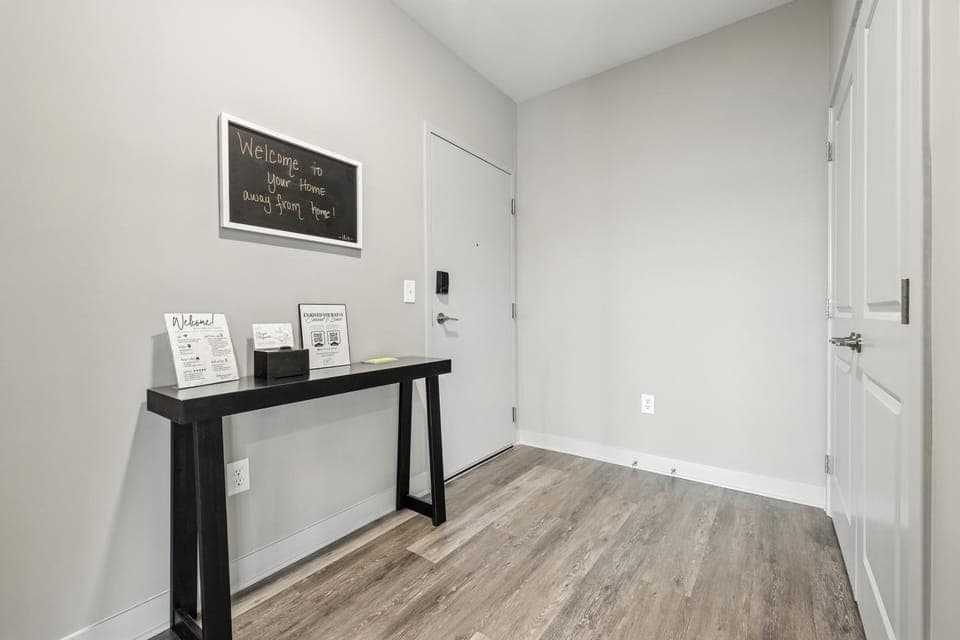 IRIE Living Retreat Kg 2bd Gym Pool Brand New Apartment in Indiana