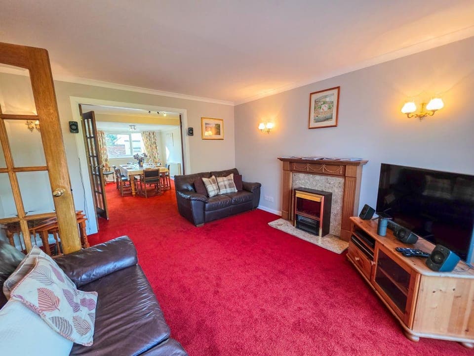 Communal lounge/ TV room, TV and multimedia, Living room, Seating area, Evening entertainment, Garden view