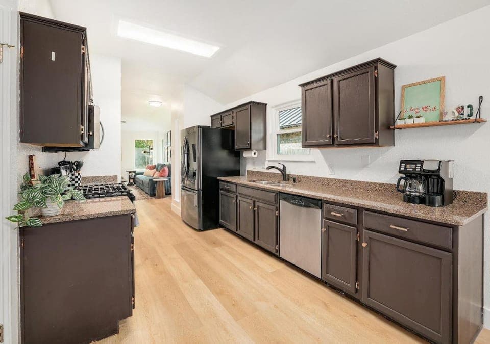 Coffee/tea facilities, dishwasher, microwave, oven, stove, towels, kitchen