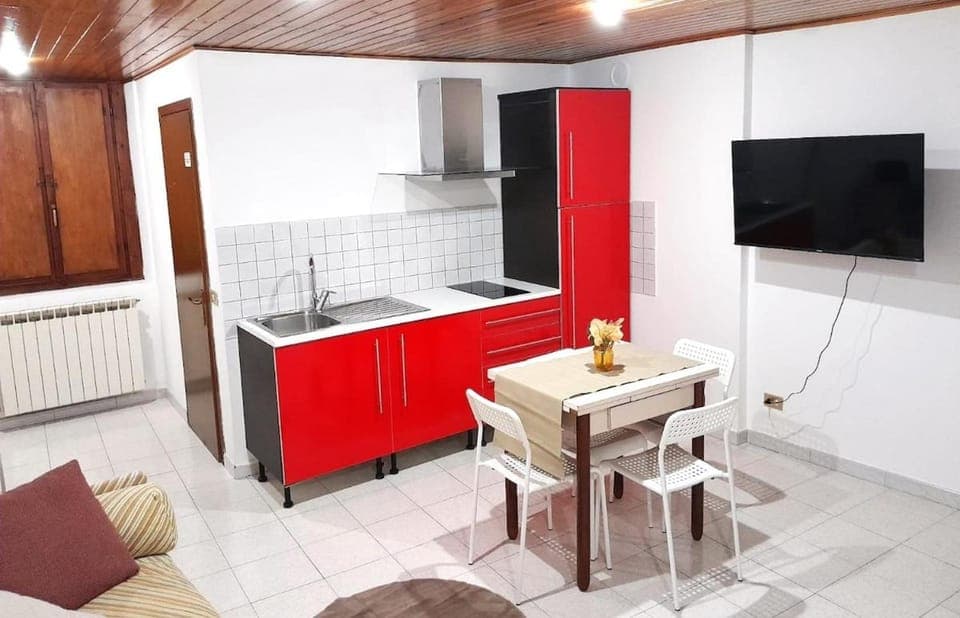 TV and multimedia, Kitchen or kitchenette, Living room, Seating area, Dining area