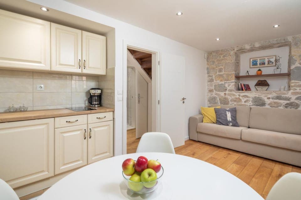 Kitchen or kitchenette, Living room, Seating area, Dining area