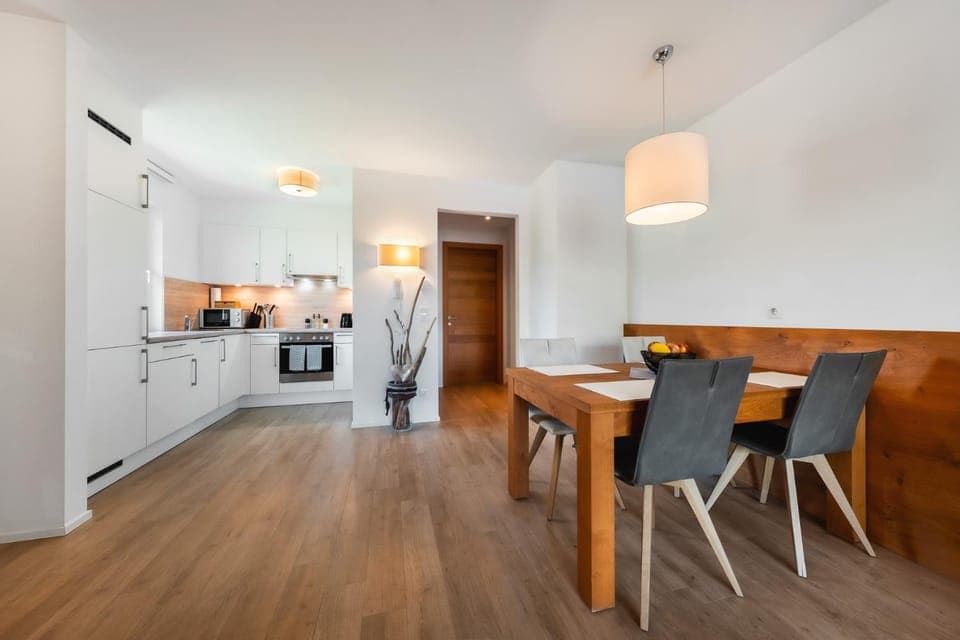 Kitchen or kitchenette, Dining area, oven, pet friendly, stove