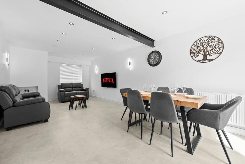 Communal lounge/ TV room, TV and multimedia, Living room, Seating area, Dining area, Evening entertainment