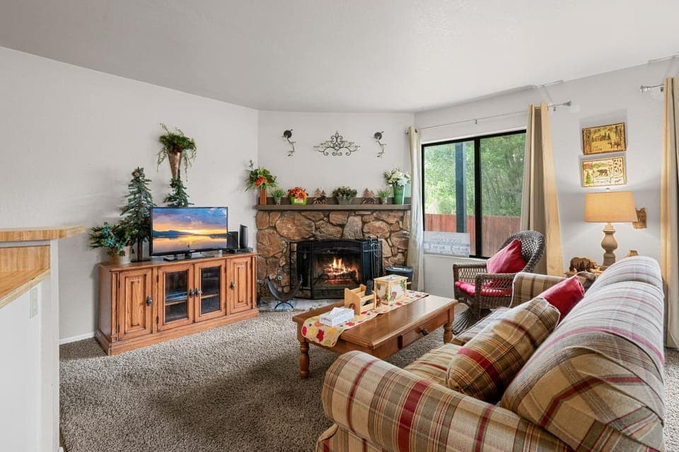 TV and multimedia, Living room, Seating area, fireplace