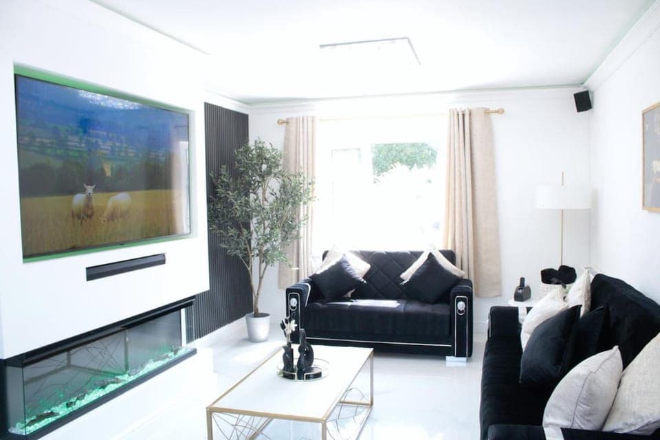 Communal lounge/ TV room, TV and multimedia, Living room, Seating area, Evening entertainment
