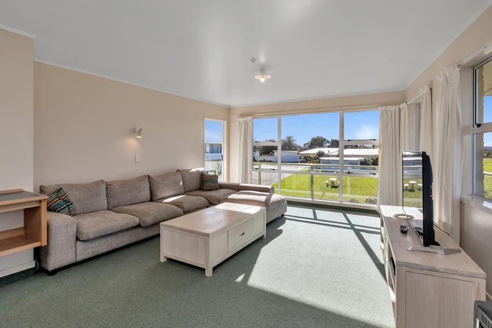 View (from property/room), Balcony/Terrace, Living room