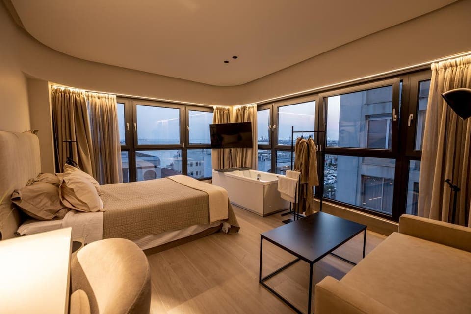 Hot Tub, TV and multimedia, Living room, Seating area, Bedroom