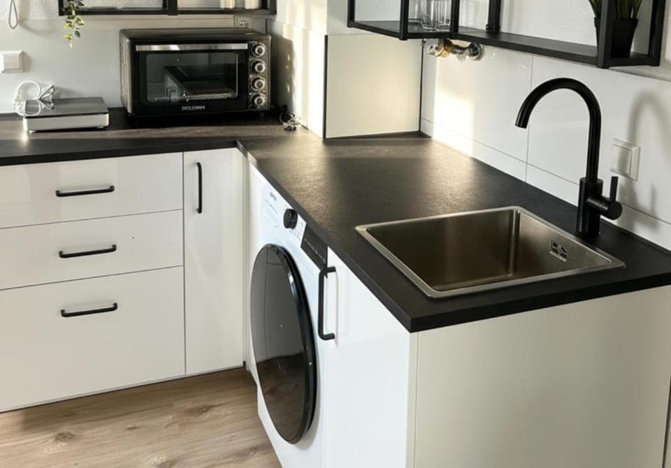 Kitchen or kitchenette, minibar, stove