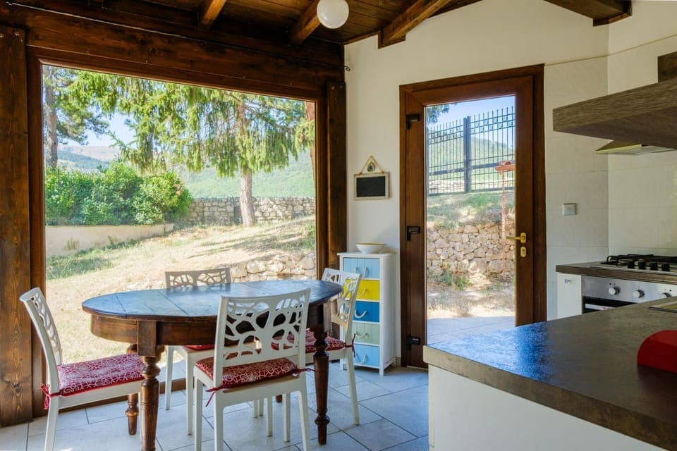 Property building, Patio, Day, Garden, Kitchen or kitchenette, Living room, Seating area, Dining area, Garden view, Breakfast, pet friendly, stove