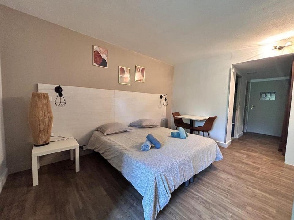 Bed, Photo of the whole room, Bedroom, towels