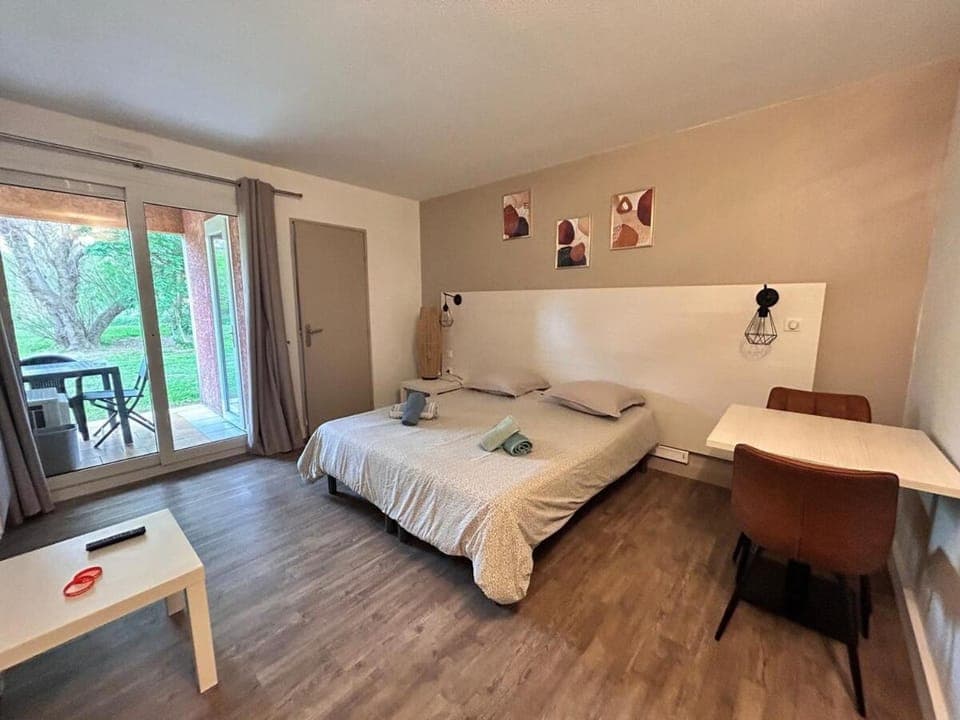 Bed, Photo of the whole room, Bedroom