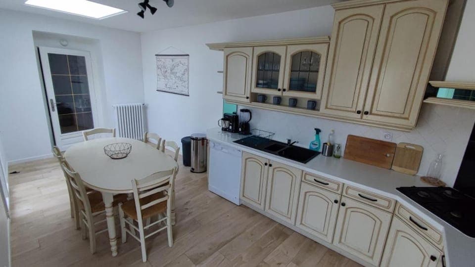 Coffee/tea facilities, Kitchen or kitchenette, Dining area, dishwasher, oven, stove, toaster