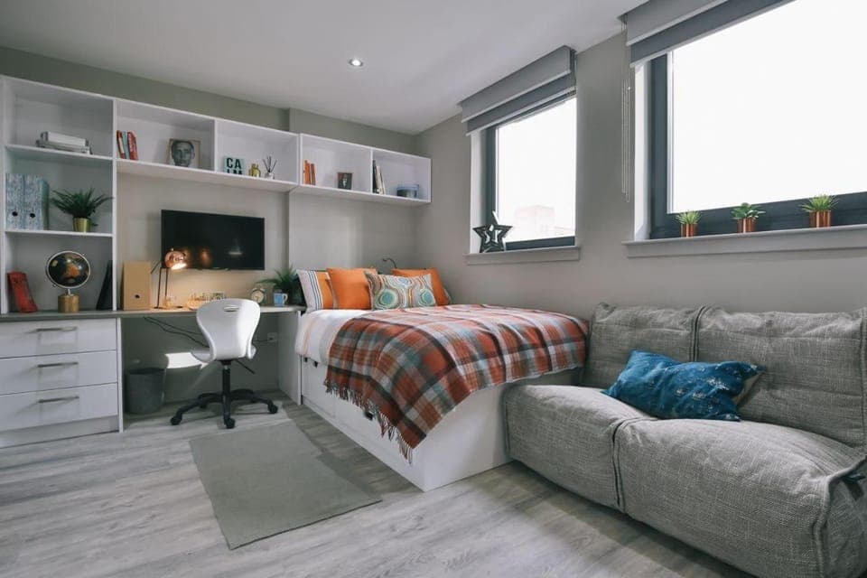 Photo of the whole room, Bedroom