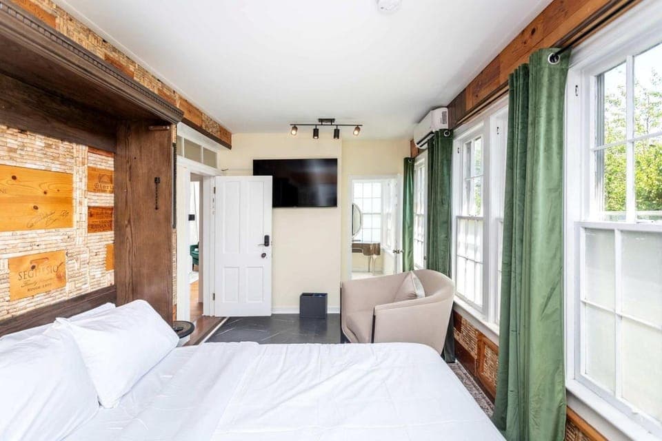 Romantic Historic Inn Suite with Mountain Views in Luray, Virginia House in Luray