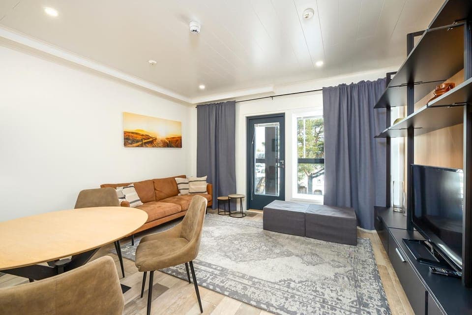 Living room, Dining area