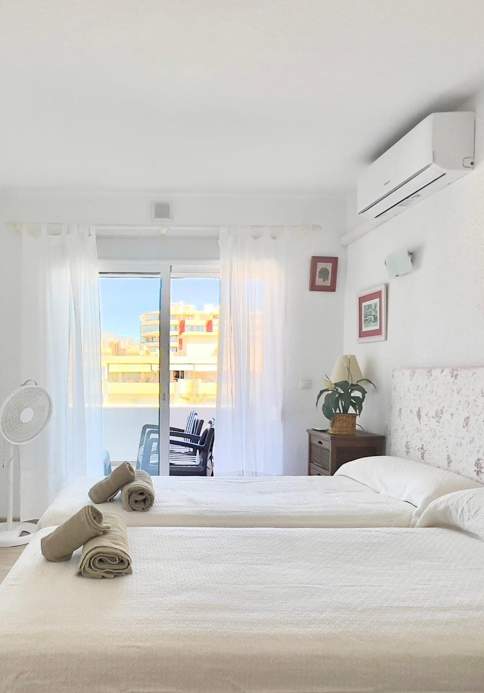 Balcony/Terrace, Photo of the whole room, Bedroom, Sea view, towels, air conditioner