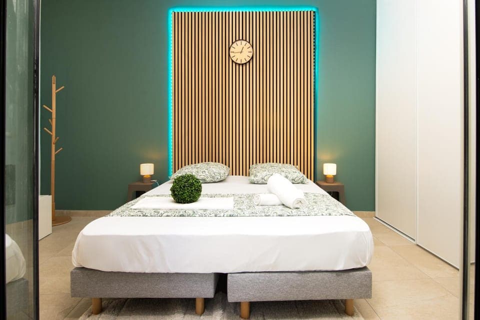 Bed, Photo of the whole room, Bedroom, towels