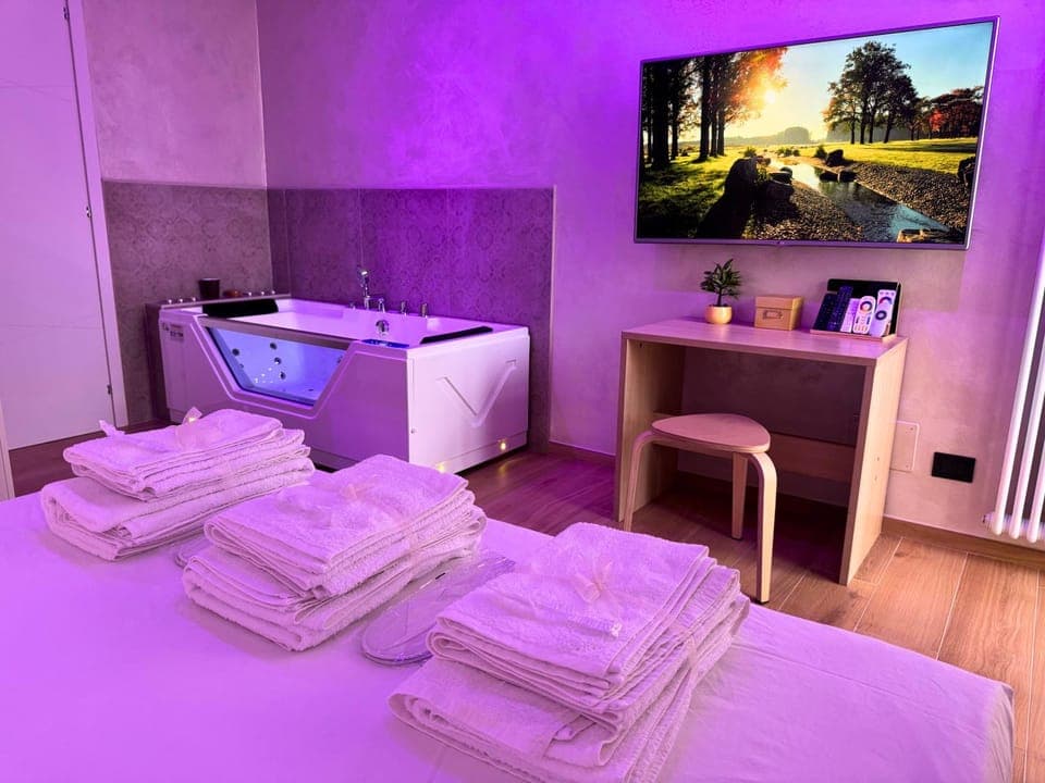 Bed, TV and multimedia, Photo of the whole room, Bedroom, towels