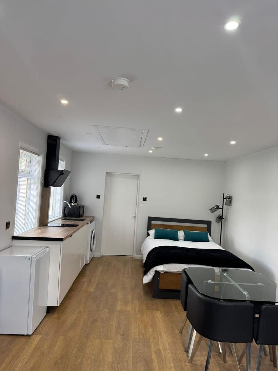 Bed, Kitchen or kitchenette, Dining area