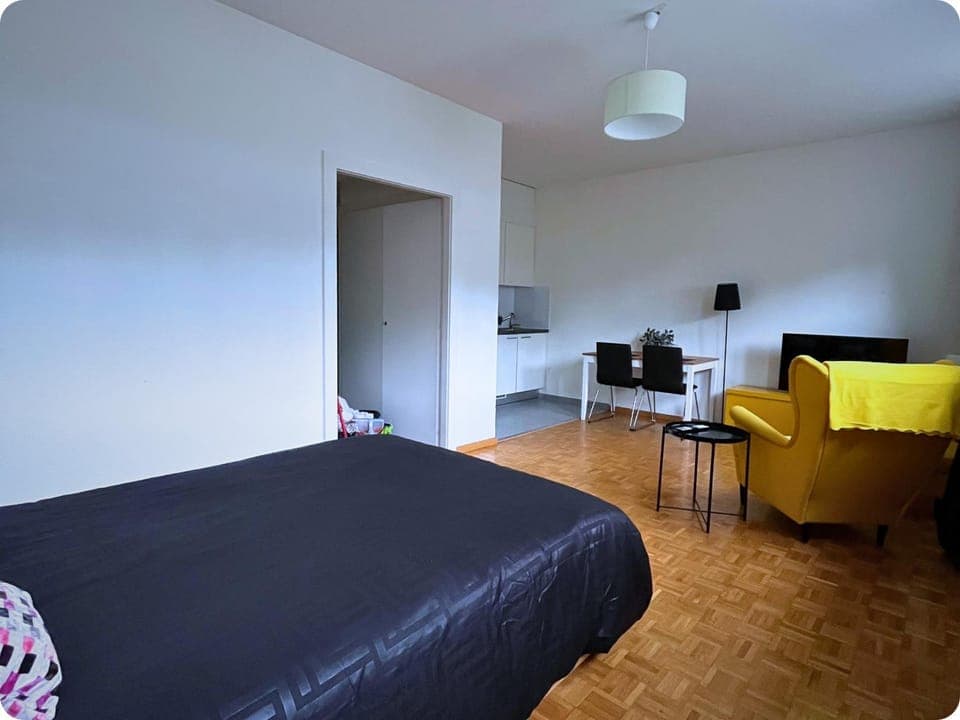 Bed, Photo of the whole room, Dining area