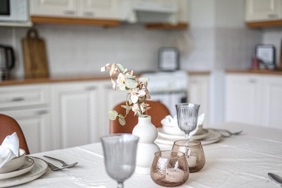 Kitchen or kitchenette, Dining area