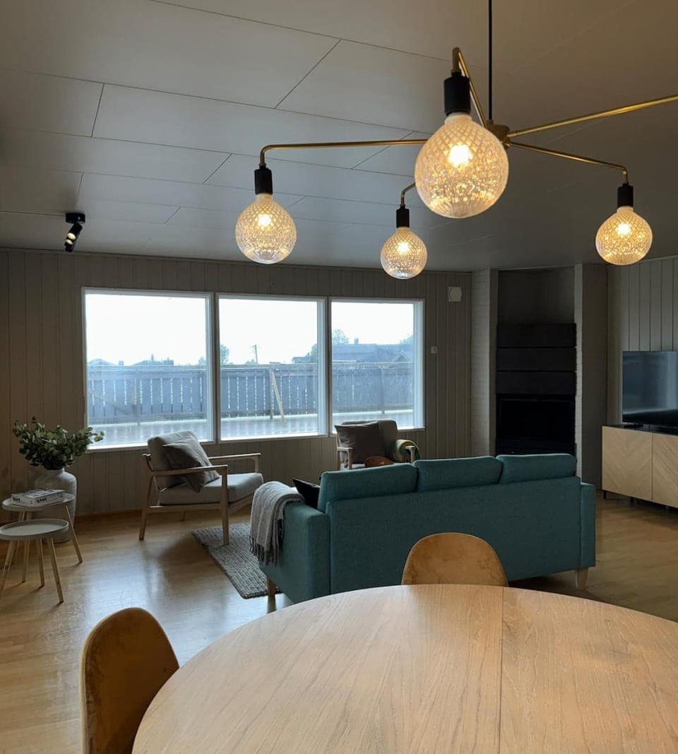 TV and multimedia, Living room, Seating area, Dining area