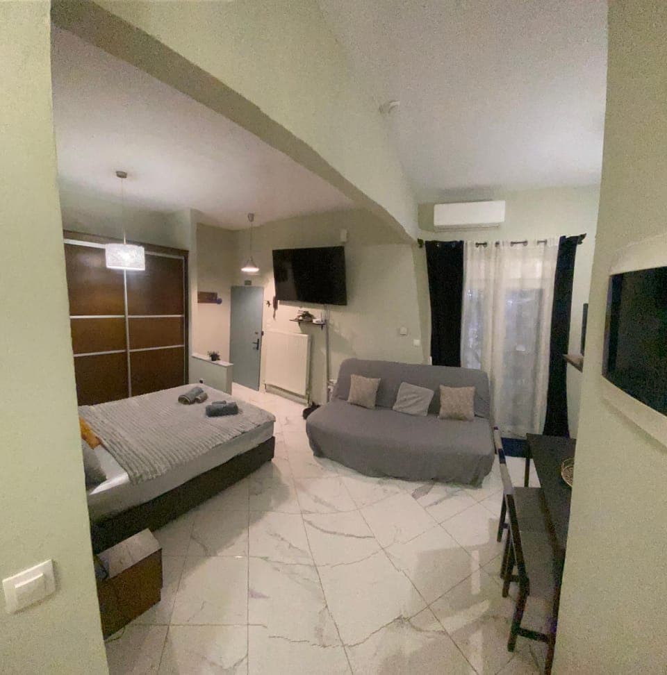 Communal lounge/ TV room, Bed, TV and multimedia, Living room, Photo of the whole room, Seating area