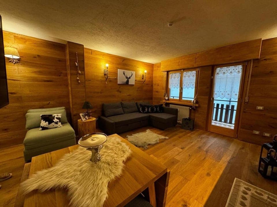 Living room, Seating area, Pets