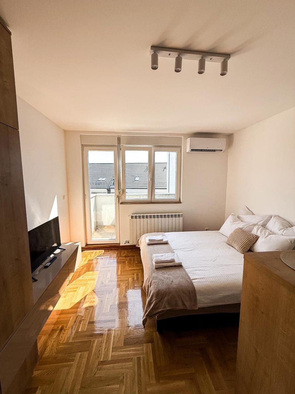 Bed, TV and multimedia, Photo of the whole room, Bedroom, air conditioner