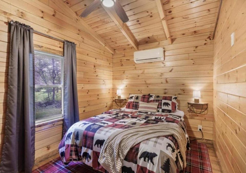 Bed, Photo of the whole room, Bedroom