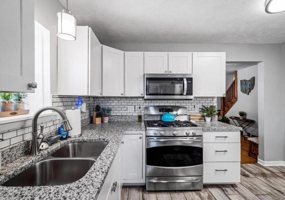 Kitchen or kitchenette, oven