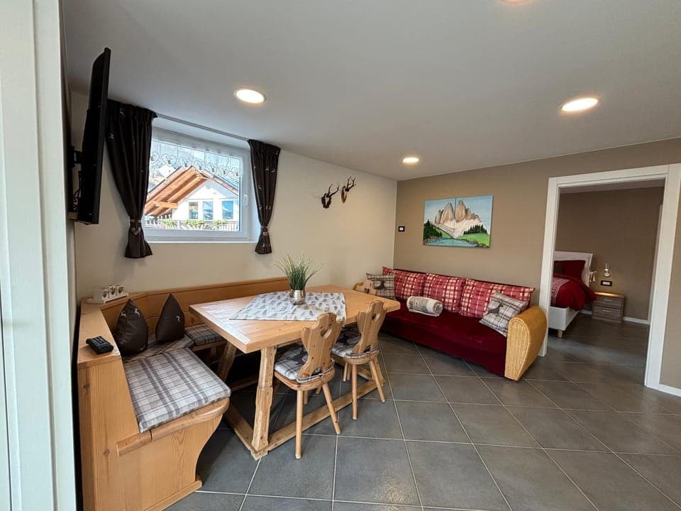 TV and multimedia, Living room, Seating area, Dining area