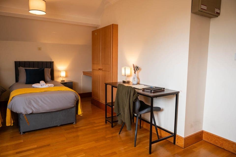 Bed, Seating area, Bedroom