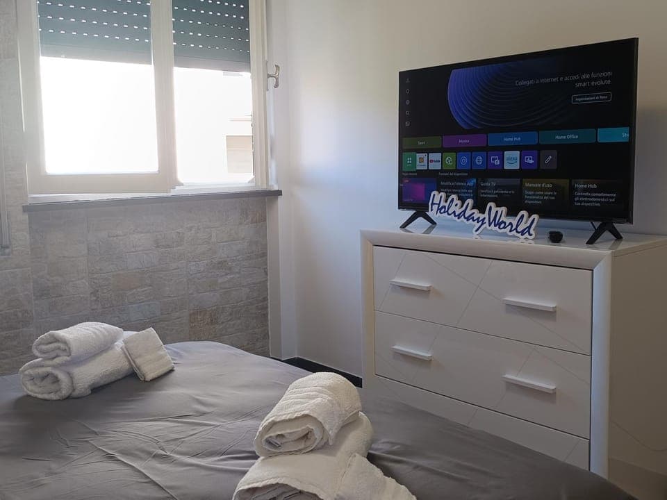 Bed, TV and multimedia, Photo of the whole room