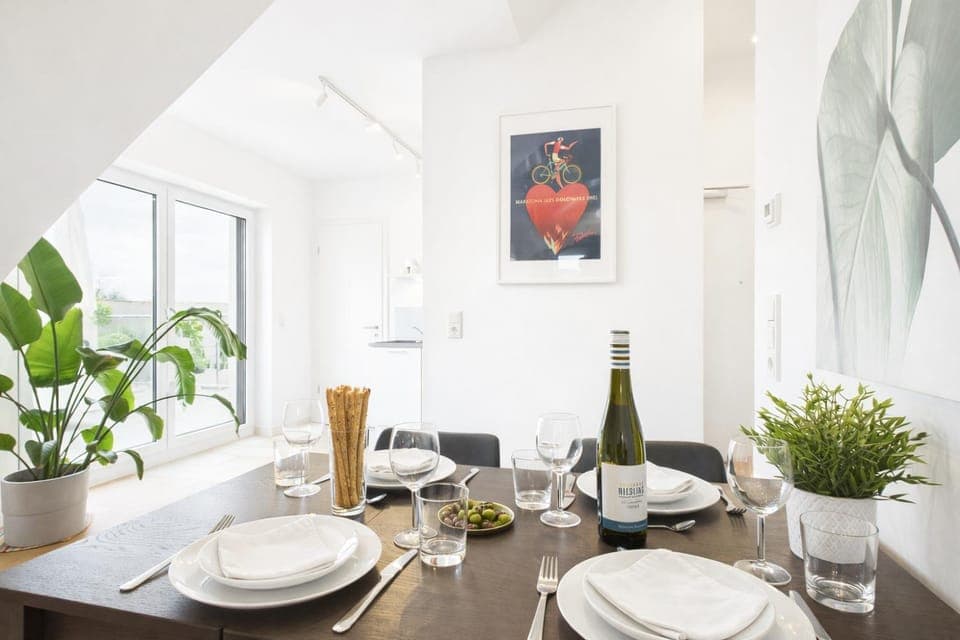 Photo of the whole room, Dining area