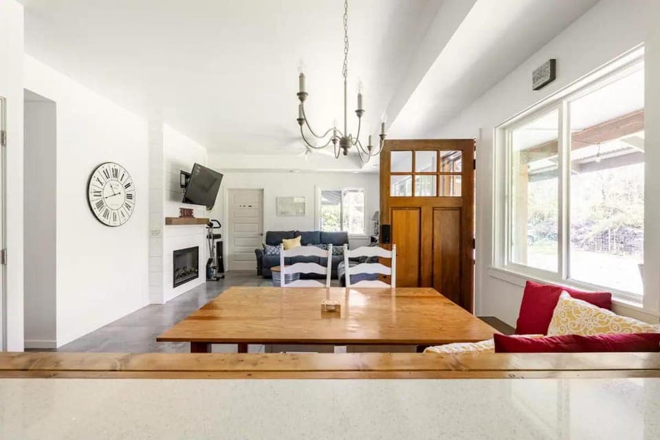 Communal lounge/ TV room, Kitchen or kitchenette, Living room, Seating area, Dining area