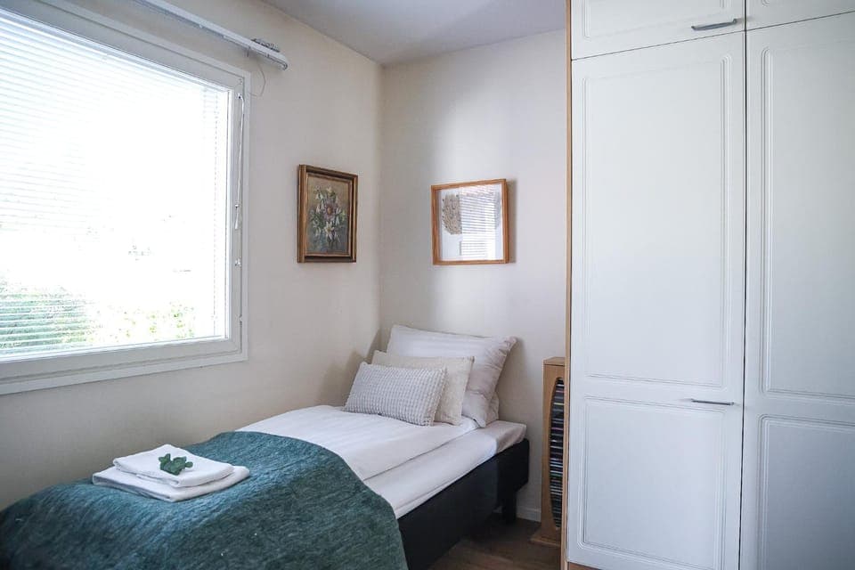 Bed, Bedroom, towels