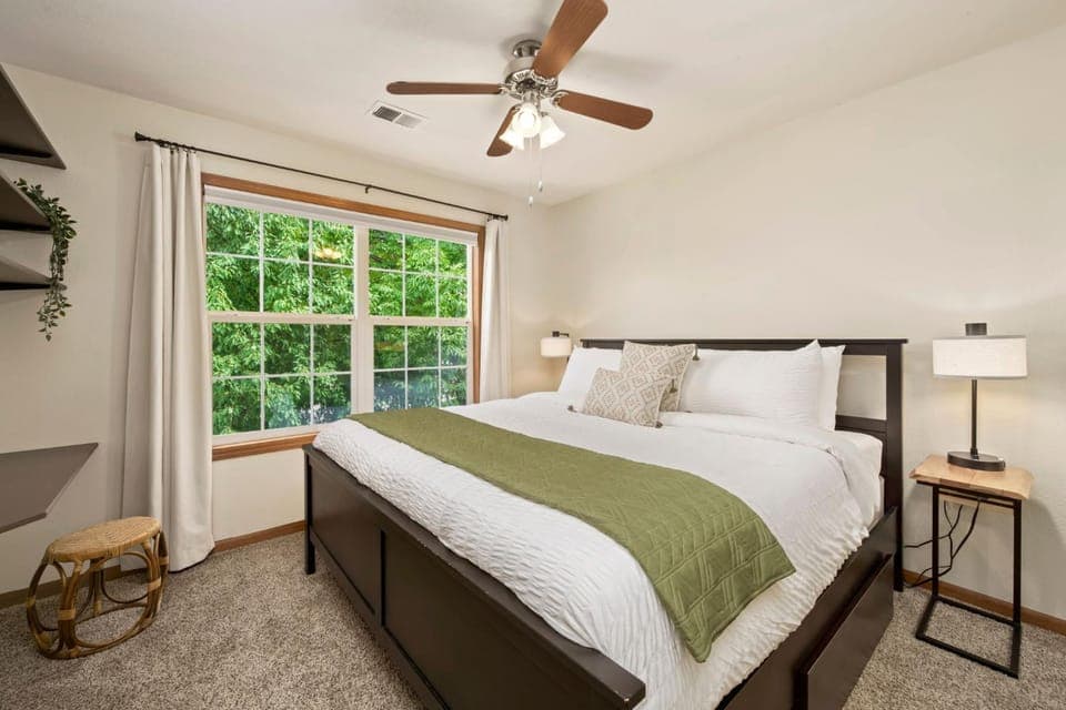 Shady Grove with 4 King Beds, Dog Run and Outdoor Fun House in Loveland