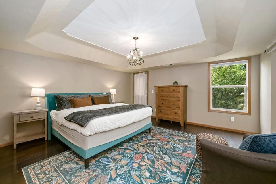 Shady Grove with 4 King Beds, Dog Run and Outdoor Fun House in Loveland