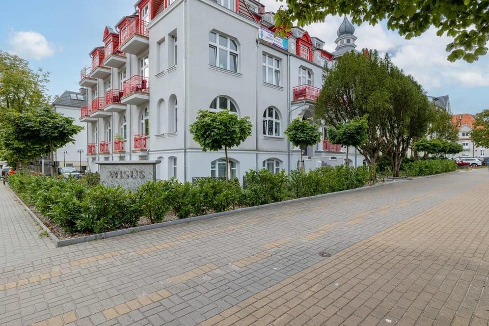 Property building, Day, Neighbourhood