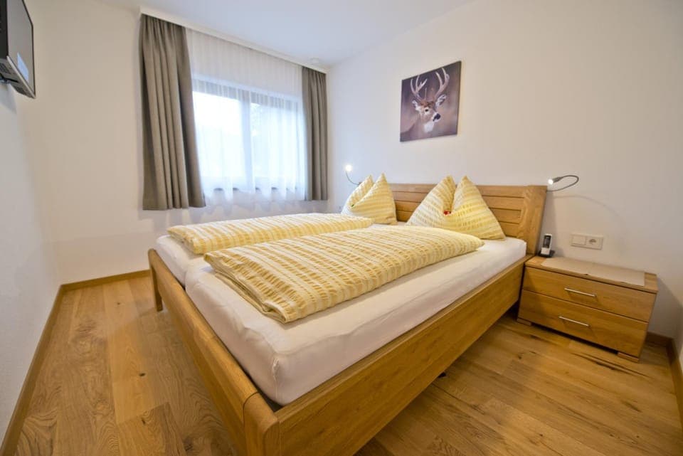 Bedroom, Mountain view