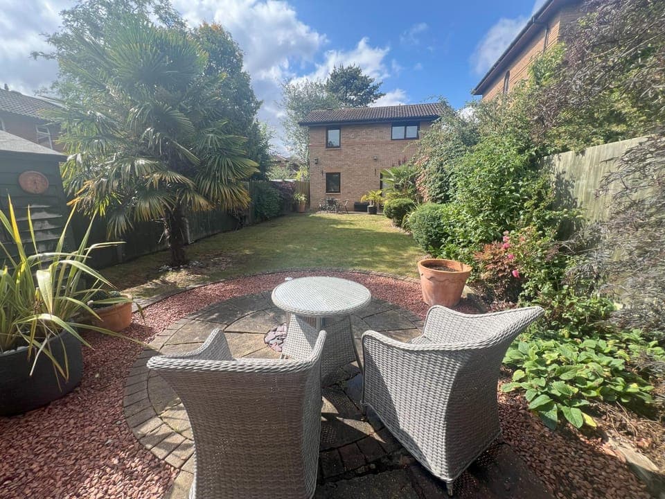 Property building, Garden, Dining area, Garden view