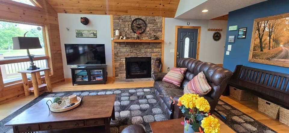 The Lake House- 5 bedroom in quiet area with hot tub and pool table House in Deep Creek Lake