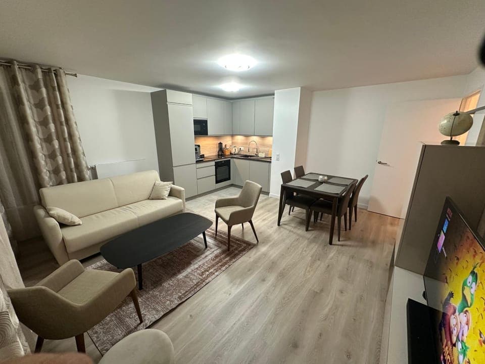 TV and multimedia, Seating area, Dining area