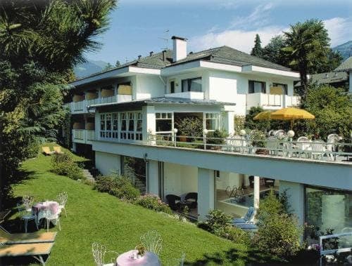 Facade/entrance, Summer, Garden