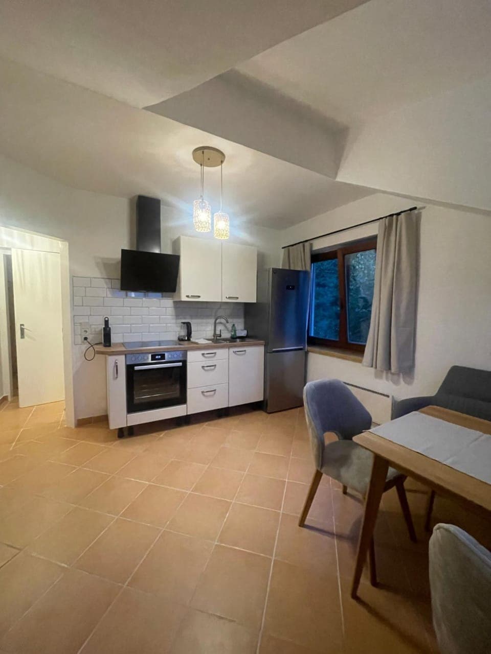 Kitchen or kitchenette, Dining area
