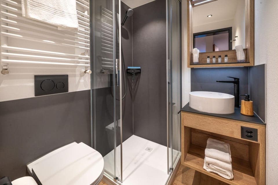 Shower, Toilet, Bathroom, towels