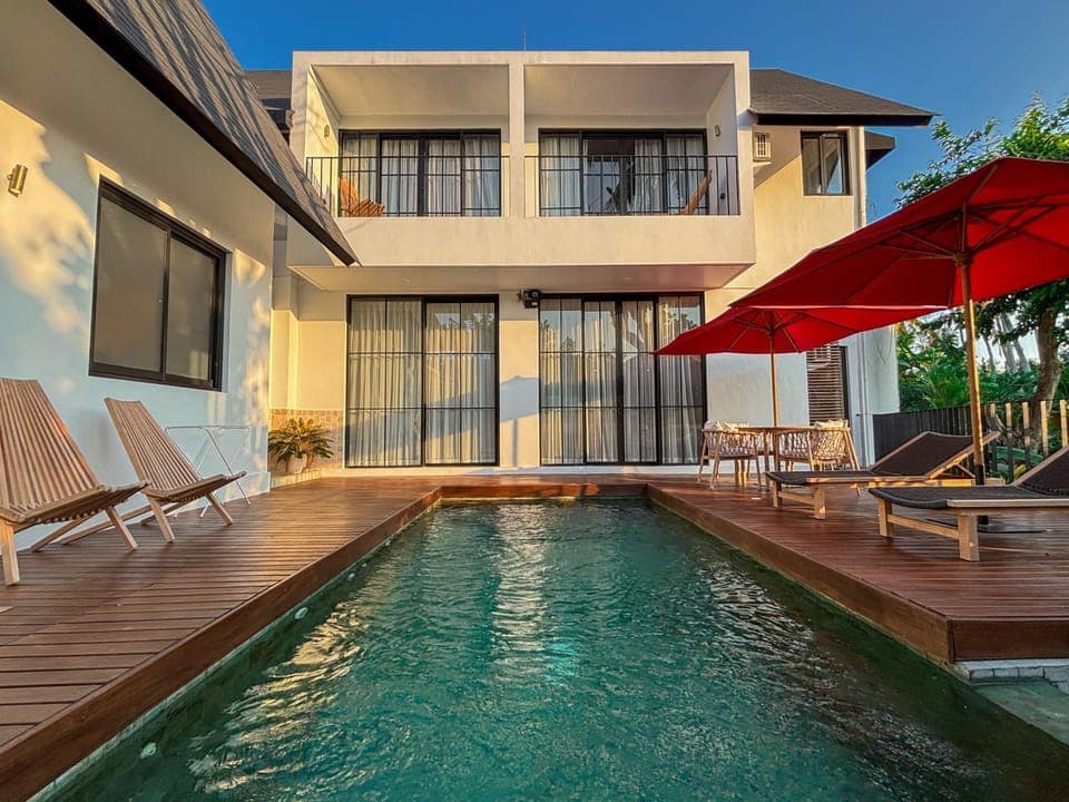 Property building, Patio, Balcony/Terrace, Pool view, Swimming pool, sunbed