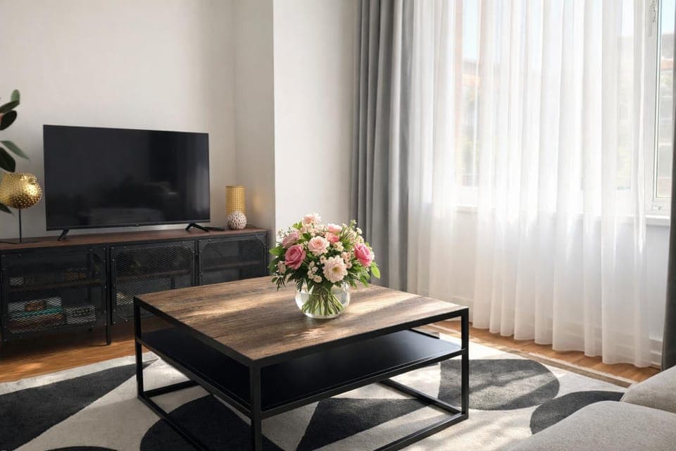 Day, TV and multimedia, Living room, Photo of the whole room, Decorative detail, Seating area