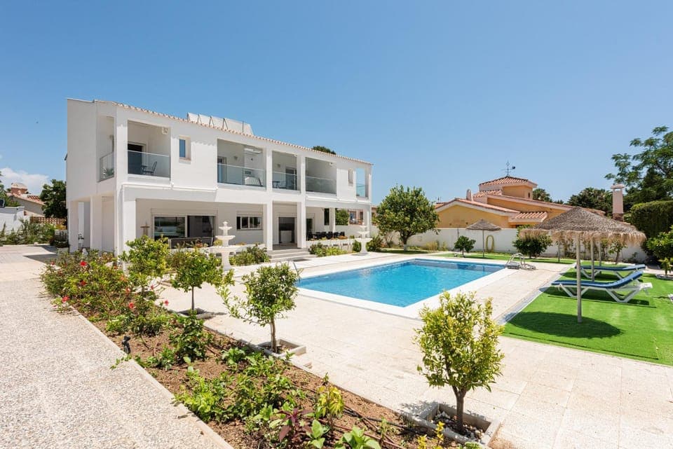 Property building, Spring, Day, Garden, Garden, Garden view, Pool view, Swimming pool, Swimming pool, Parking, sunbed